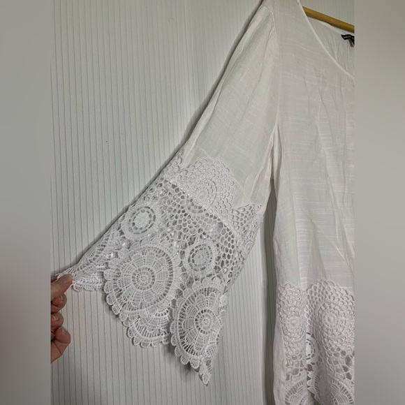 Unique Spectrum - White Light Weight Scoop Neck Blouse With Lace Detail - 3X - Picture 3 of 6